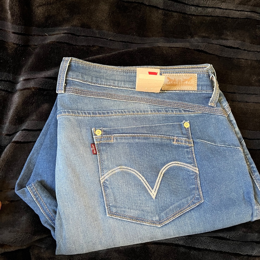Mid rise skinny leg women’s Levi’s jeans